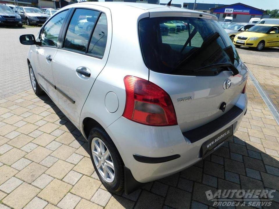 Toyota Yaris 1.3 i 64kw čr